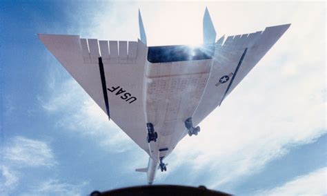 Boom - FlyBy - From Bomber to Supersonic Testbed: Explore the XB-70 ...