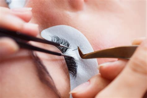 What's the Deal with Eyelash Extensions? | Avalon School of Cosmetology