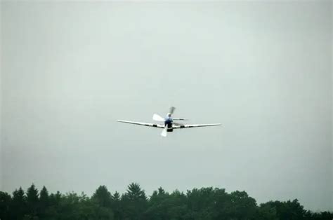 Small airplane landing Stock Photos, Royalty Free Small airplane ...