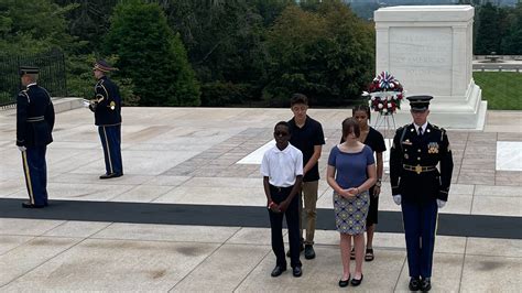 Las Cruces NM students lay wreath at Tomb of the Unknown Soldier