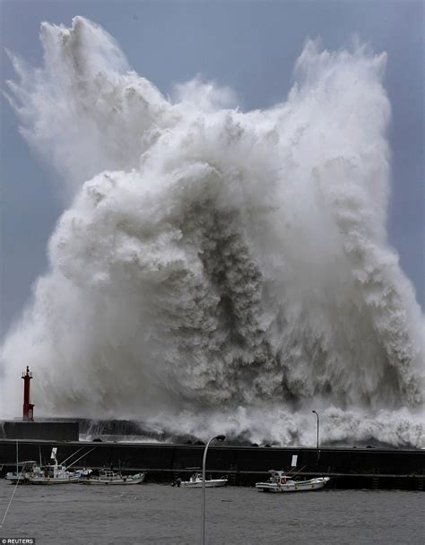 Million told to evacuate as Typhoon Jebi SMASHES Japan | Daily Mail Online