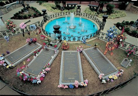 Elvis fans trek to Graceland for vigil on 34th anniversary of death ...