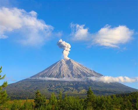 YOGYAKARTA ADVENTURE TOUR: MERAPI VOLCANO TRACKING