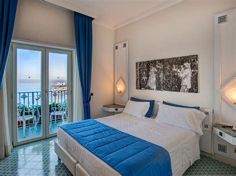 Discover the Deluxe room of Grand Hotel Riviera in Sorrento