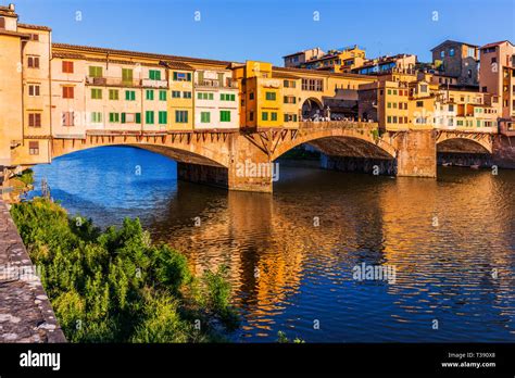 Ponte vecchio and the river arno florence hi-res stock photography and ...