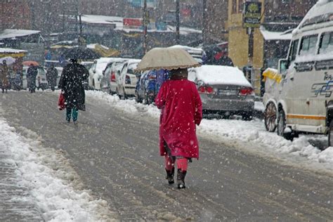 In Pics: Srinagar receives heavy snowfall