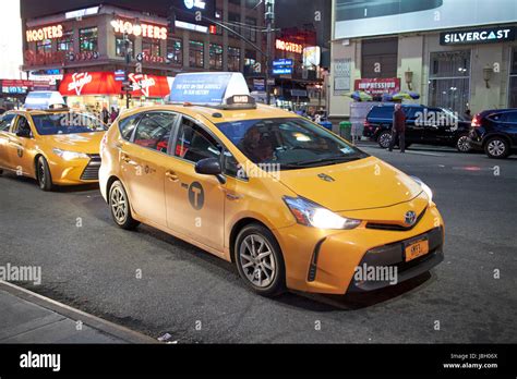 Toyota Prius V Hybrid New York City yellow Taxi in der Nacht in Midtown ...