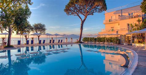 Discover Grand Hotel Riviera's pool and book in Sorrento