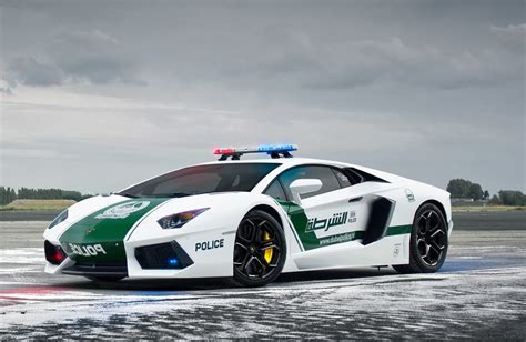 Dubai Police patrol city in Lamborghini and Ferrari supercars – How It ...