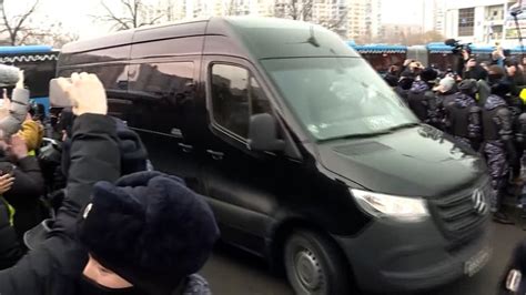 Navalny’s body arrived at church to clapping and chanting from mourners ...