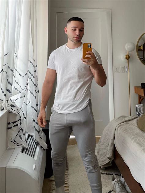 Daddy wants to show you his big bulge.... : r/Bulges