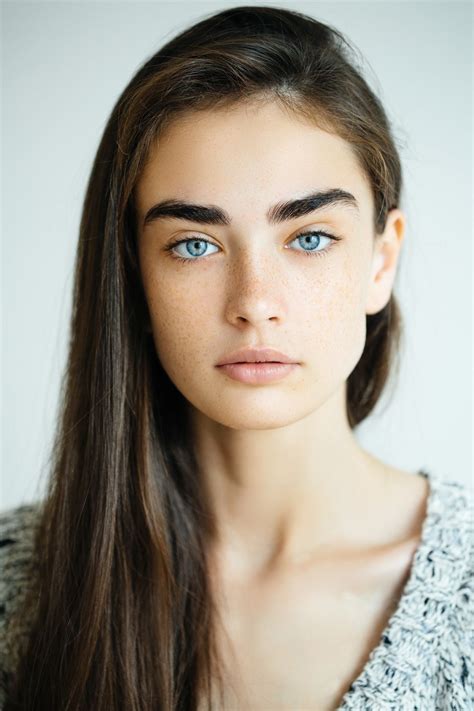 10 Brown Hair Blue Eyes Hairstyles to Inspire You in 2022 | ATH US ...