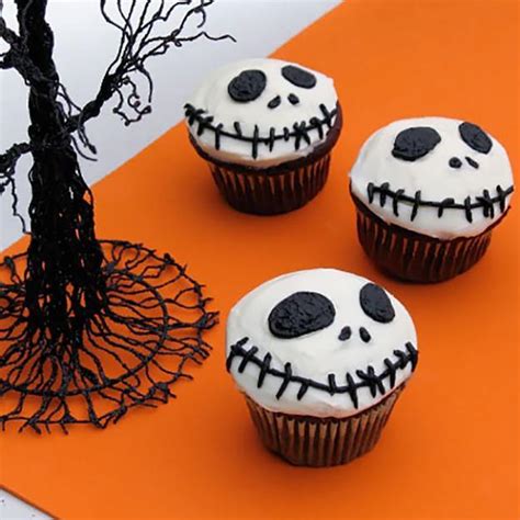 20 Treats and Edible Decorations for Halloween Party Table