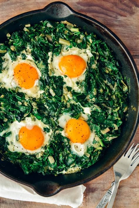 Fried Eggs with Spinach [Video] - Give Recipe