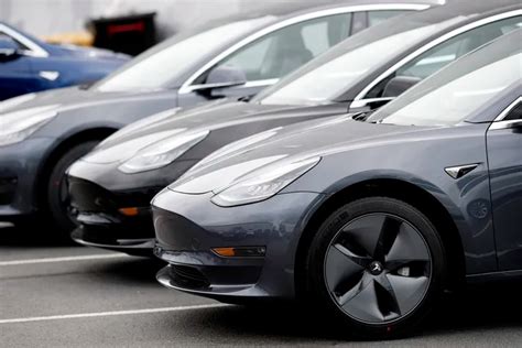 Tesla races to deliver fully self-driving cars as soon as this year