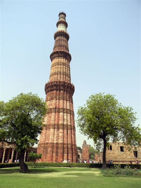 Qutub Minar Essa torre de arenito vermelho tem 72,5 metros de altura ...