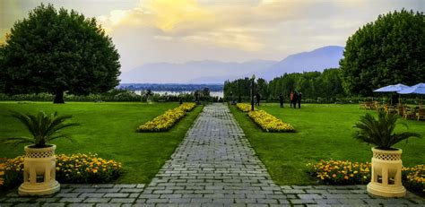 Best Hotel In Srinagar: Luxury 5 Star Hotel In Srinagar, Kashmir