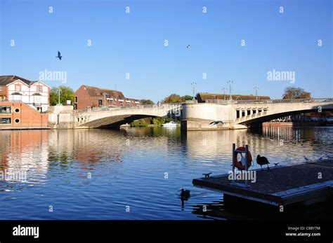 River Thames showing Caversham Bridge, Caversham, Reading, Berkshire ...