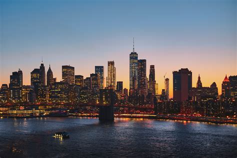 the new york city skyline and manhattan bridge at sunset, manhattan in ...