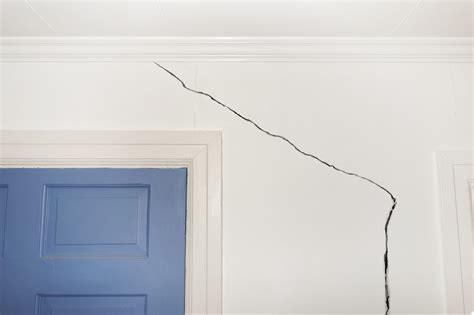 What causes cracks in walls: 13 reasons and when you need to worry ...