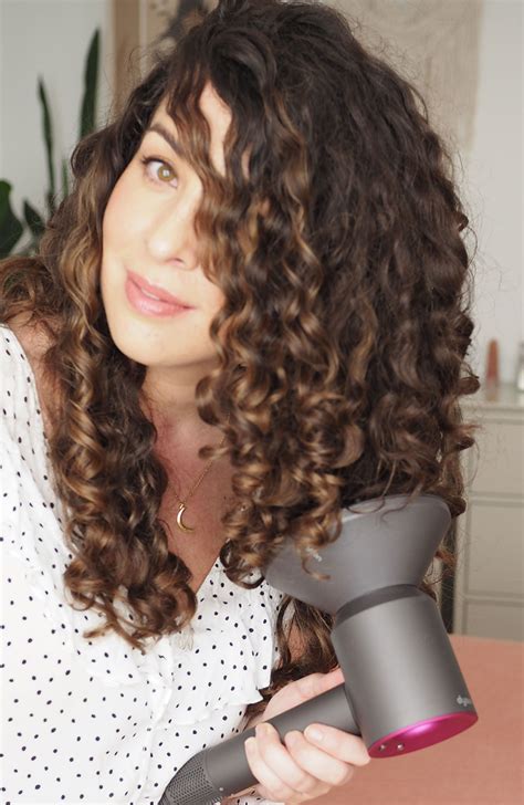 How To Use A Diffuser Without Ruining Your Curls | eduaspirant.com