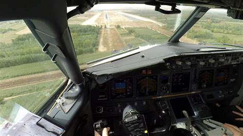 Boeing 737 cockpit view, visual approach (Full HD)