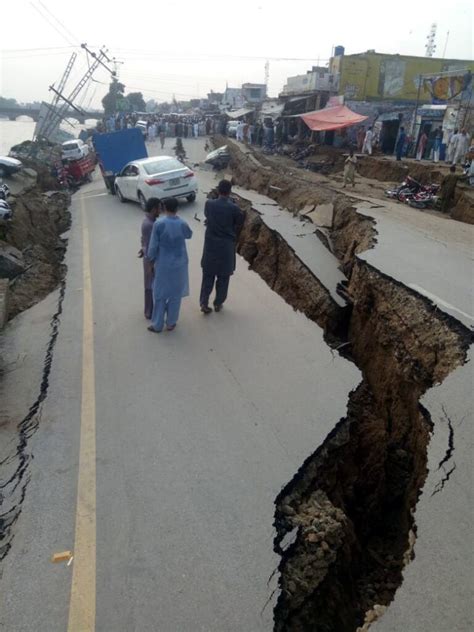 Strong earthquake jolts Pakistan, killing 19, injuring over 300 - Los ...