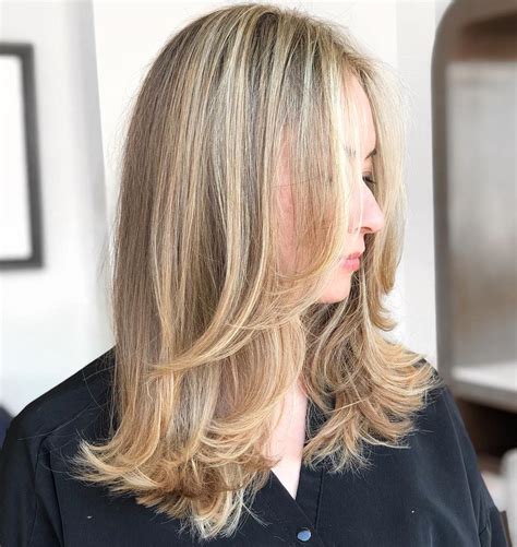 25 Must-Try Medium Length Layered Haircuts for 2022 (2022)