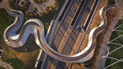 Frank Gehry's BP Pedestrian Bridge connecting Millennium Park and ...