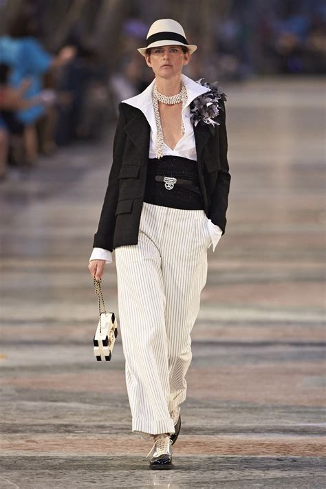 Chanel Cruise Fashion Show in Cuba - Chanel Cruise 2017 Cuba Runway