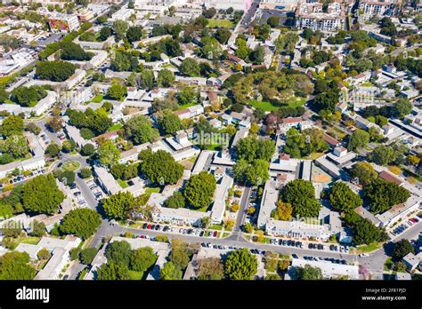 Park La Brea Apartments, Los Angeles, CA, USA Stock Photo - Alamy