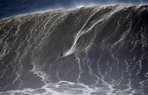 Surf: La ola gigante de Nazaré engulle a otro surfista y lo lanza ...