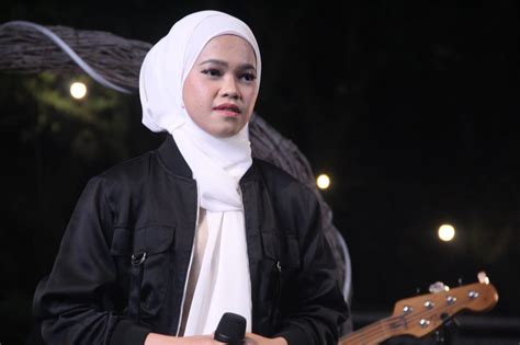 Ressa, Semakin Populer Berkat Suaranya Yang Mirip Nike Ardilla | Trenz ...