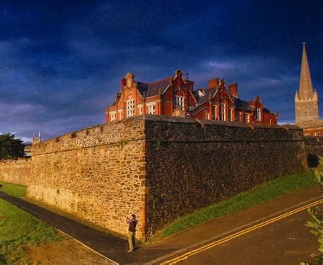 Derry city walls walk, Londonderry | The Outdoor Guide