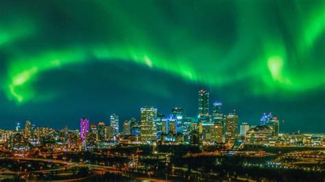 Edmonton_Skyline_Northern-Lights | Canada Rail Vacations