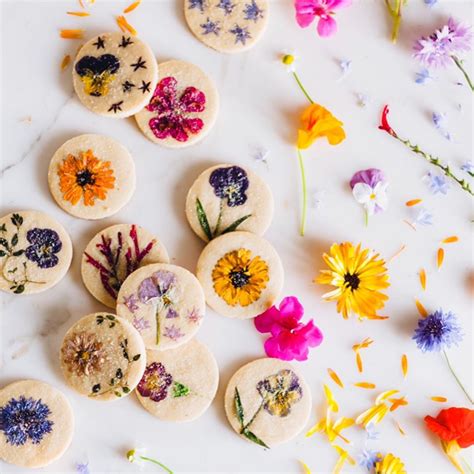 How To Make Edible Flower Cookies - Easy 4-Step Recipe | GirlStyle ...