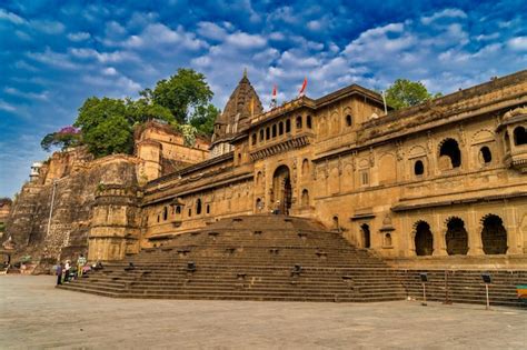 Premium Photo | Landscape view of huge maheshwar fort or ahilya fort ...