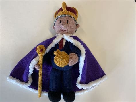 Free knitting pattern to knit a King Charles for the coronation