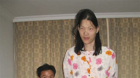 Yao Defen, World's Tallest Woman, Dead at 40