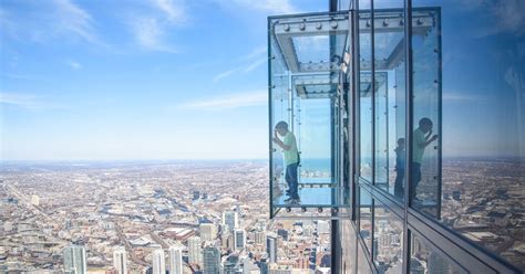 Coating crack temporally closes Skydeck at Chicago's Willis Tower