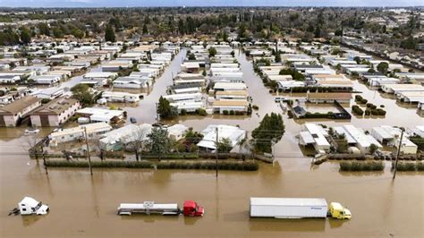 Banjir dan Badai Acak-acak California AS, 16 Orang Tewas - Passiontoprofit