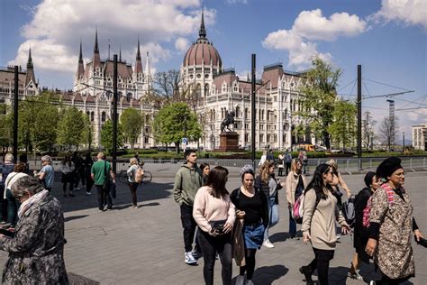 Hungary Passes Judicial Law as EU Says ‘Too Early’ for Funds - Bloomberg