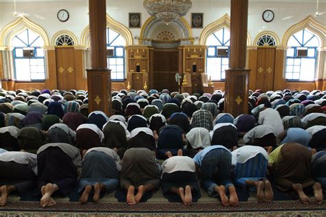 Observing Congregational Prayer at Mosques in Ramadan