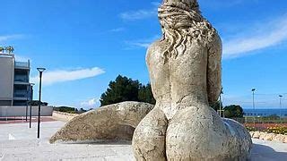 Puglia, la statua della sirena "curvy" suscita indignazione | Euronews