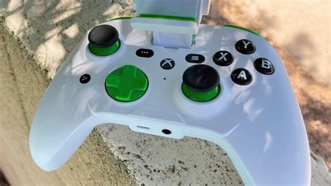 This RiotPWR controller turns your iPhone into a mini Xbox, but it’s ...