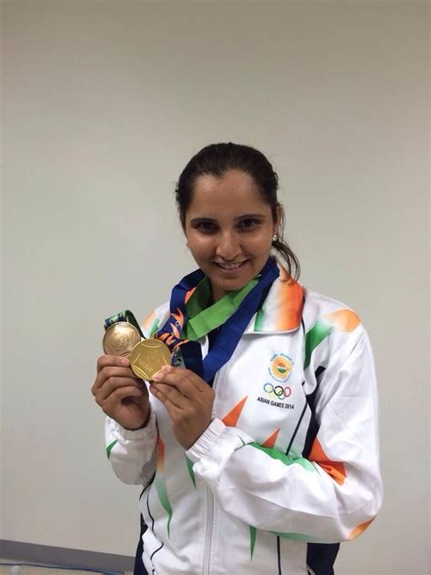 Sania Mirza with her gold medal | Sports personality, Fantasy women ...