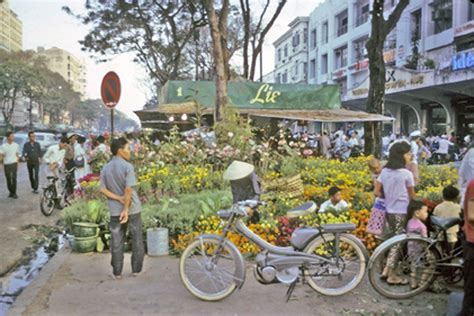 Ảnh màu hiếm về chợ hoa ngày Tết ở Sài Gòn những năm 60 | Thời Đại