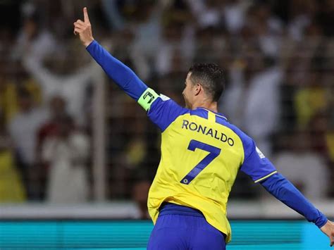 Al-Nassr: au Japon, Cristiano Ronaldo fait un concours d'abdos avec un ...