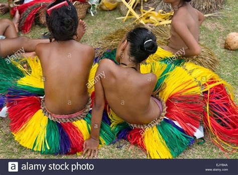 Download this stock image: Yapese girls in traditional clothing at Yap ...