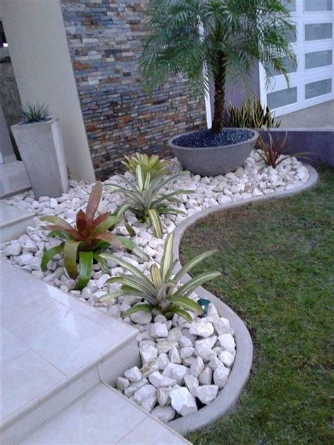 20+ Small Front Yard Landscaping Ideas With Rocks - MAGZHOUSE